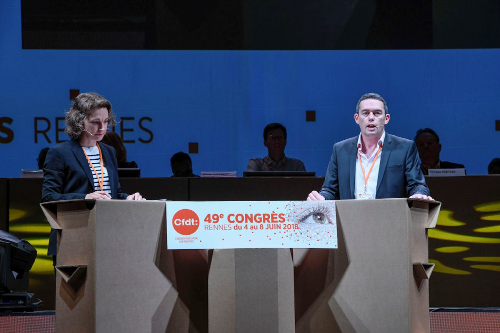 Marylise Léon et Yvan Ricordeau présentent la résolution générale aux congressistes. Crédits : Anne Bruel/Infocom CFDT